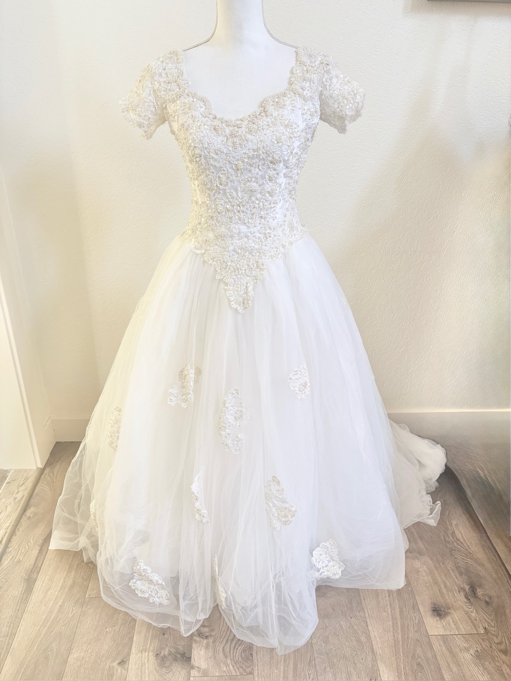 Vintage Mori Lee White Embroidered Sequins Pearl Lace Bridal Gown & Veil